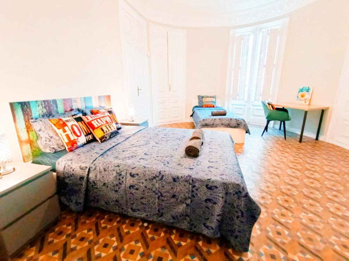 By Plaza Catalunya Rooms บาร์เซโลนา ภายนอก รูปภาพ